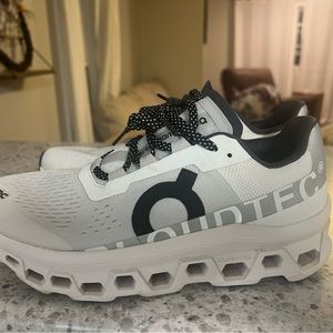 On Cloud Cloudmonsters women’s 9.5